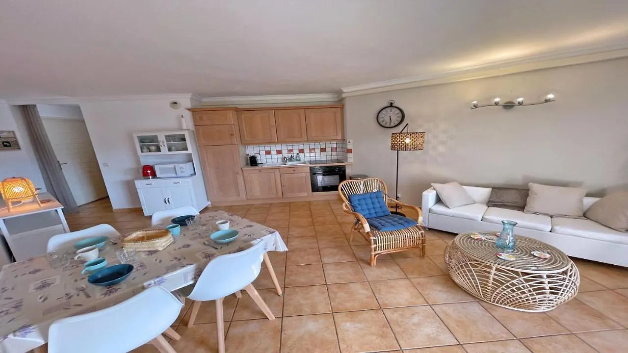 Appartement Les Pins Bleus A8 Sainte-Maxime Apartment
