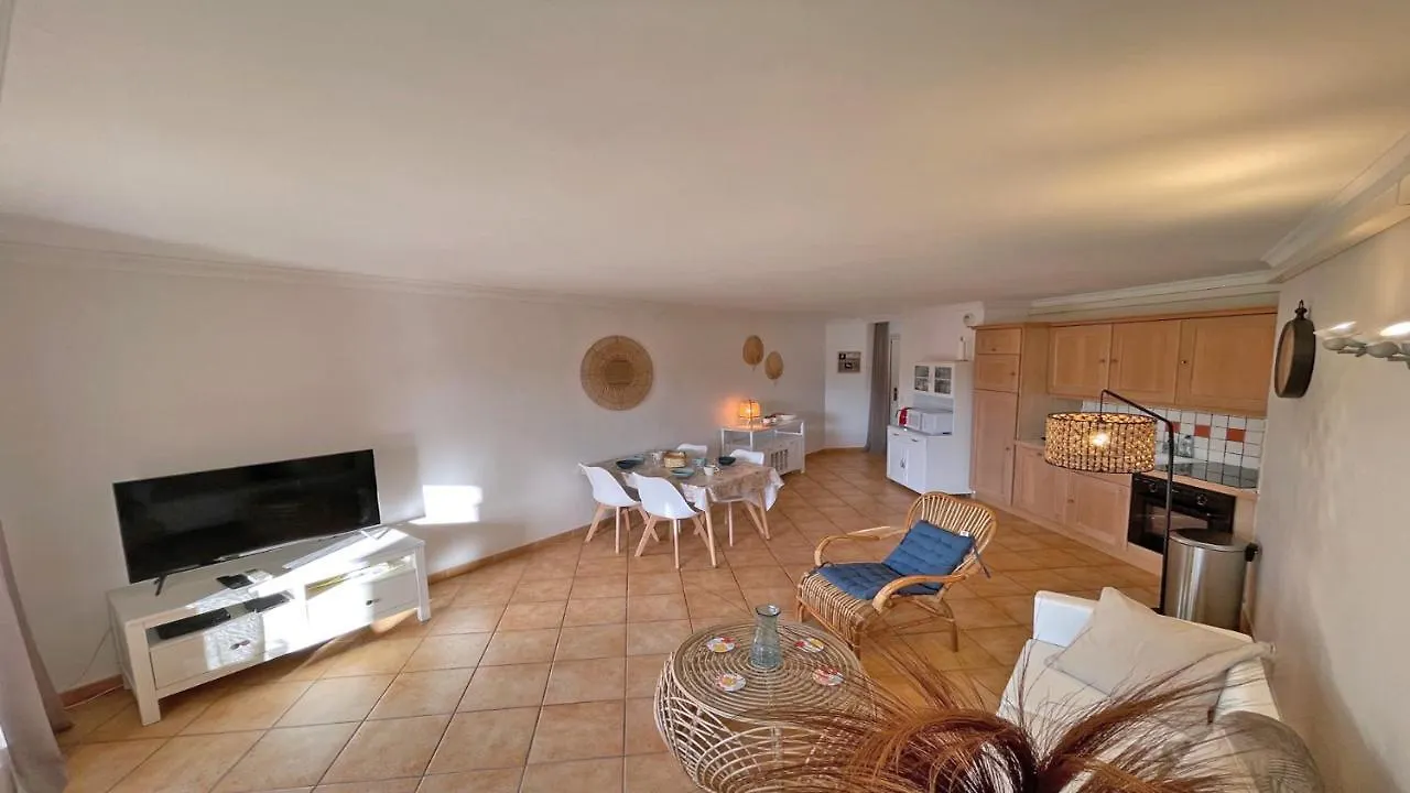 Appartement Les Pins Bleus A8 Sainte-Maxime Apartment